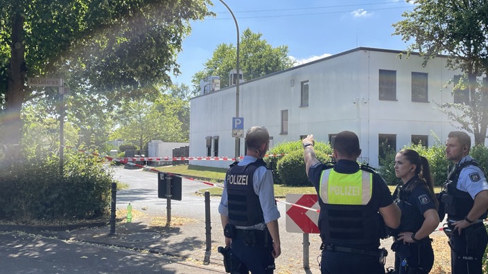 Polizeibeamte diskutieren über die Schäden