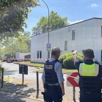 Polizeibeamte diskutieren über die Schäden