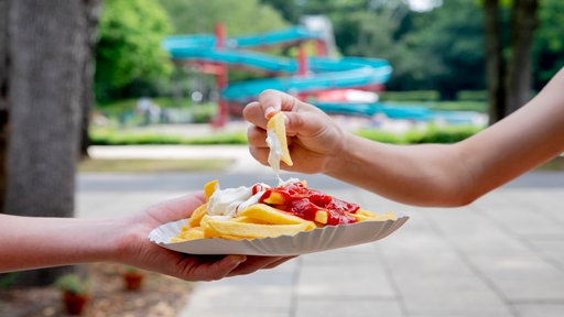 Freibad Pommes mit Mayo und Ketchup