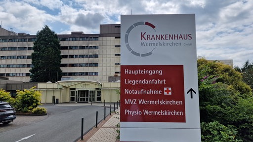 Ein Schild weißt auf den Eingang zum Krankenhaus in Wermelskirchen.