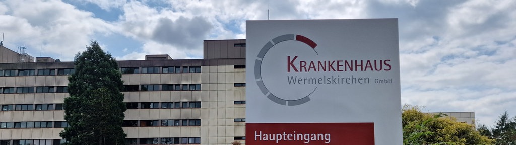 Ein Schild weißt auf den Eingang zum Krankenhaus in Wermelskirchen.