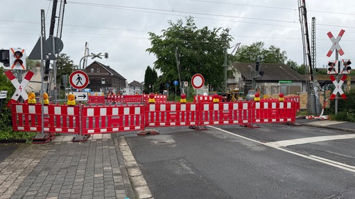 Bahnübergang mit rot-weißer Absperrung gesperrt