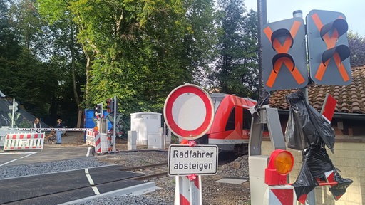 Bis zu 30 Minuten müssen Fußgänger an der mobilen Bahnschranke in Rösrath warten