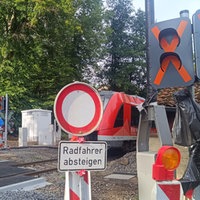 Bis zu 30 Minuten müssen Fußgänger an der mobilen Bahnschranke in Rösrath warten