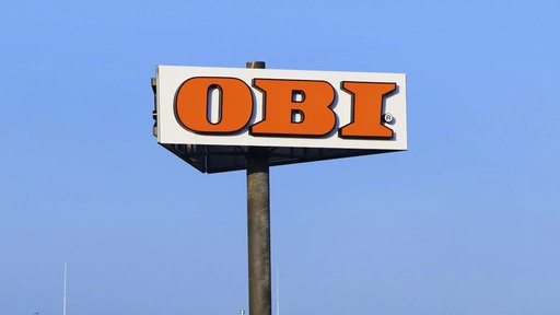 Orangenes Obi Logo vor blauem Himmel