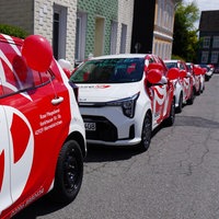 Mehrere Autos mit Luftballons