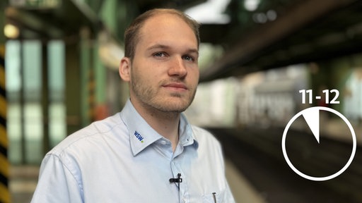 Schwebebahnfahrlehrer Lucas Schneider an einer Schwebebahnstation