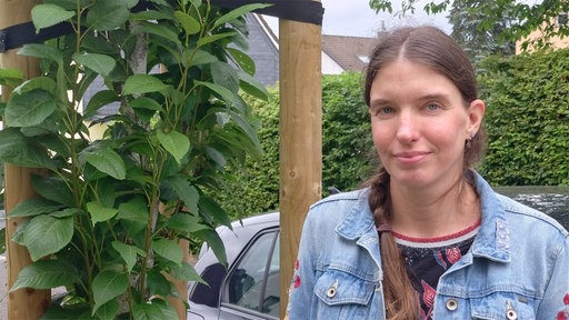 Frau mit braunen Haaren 