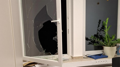 offenes Fenster mit zerbrochenem Glas