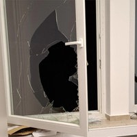 offenes Fenster mit zerbrochenem Glas