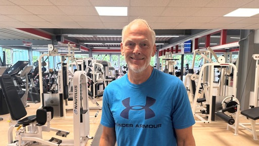 Mann in einem Fitnessstudio