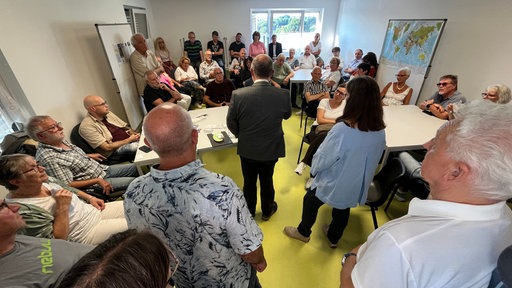Etwa 60 Anwohner im überfüllen Raum