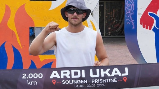 Ardi Ukaj beim Zieleinlauf im Kosovo nach 2000Km