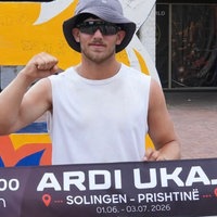 Ardi Ukaj beim Zieleinlauf im Kosovo nach 2000Km