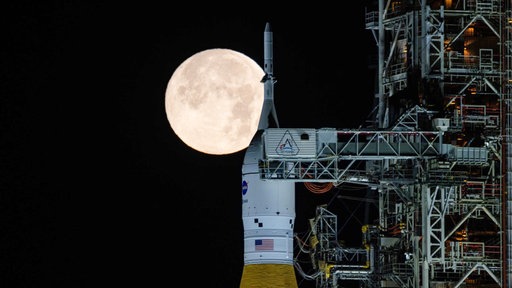 Die Artermis-2-Rakete vor einem Vollmond.