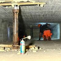 Stützpfeiler, im Hintergrund Prüfingenieur im Brückenbauwerk