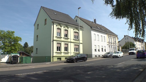 Straße gesäumt von Häusern