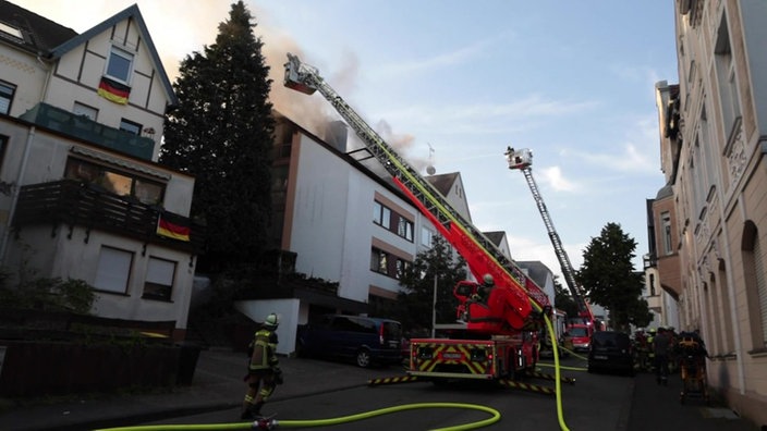 Feuerwehrdrehleiter vor Häuserzeile