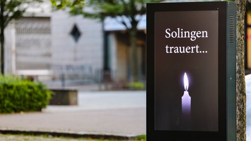 Bild einer Tafel mit dem Schriftzug "So trauert Solingen"