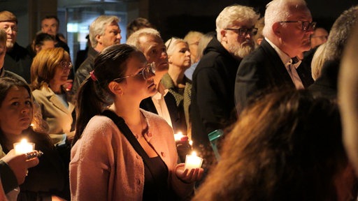 Menschen mit Kerzen in Abendstimmung