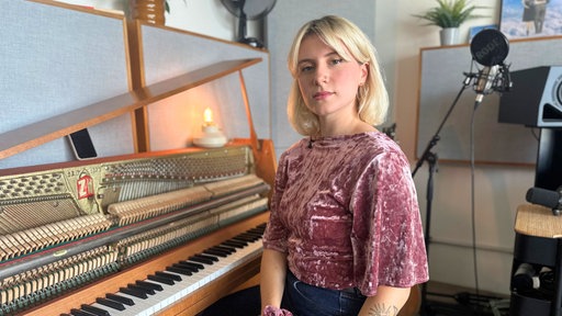 Leonora sitzt vor einem Klavier