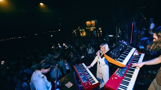 Leonora mit Band in einem Club vor Publikum 