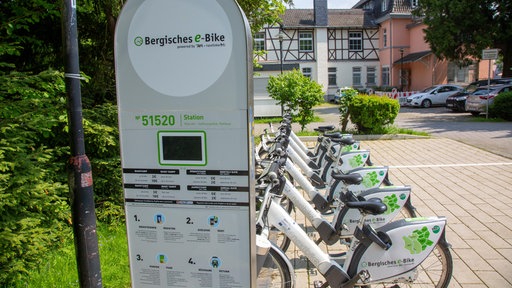 Abgestellte Elektrofahrräder an der E-Bike-Verleihstation des Projektes "Bergisches e-Bike" des Rheinisch-Bergischen Kreises am Rathaus.