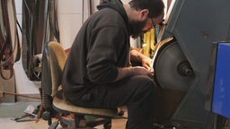Messermacher beim Schleifen