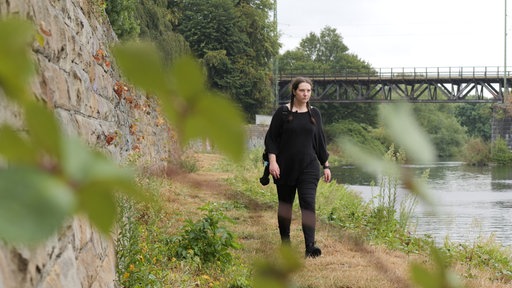 Lea Varoquier geht am Ufer der Ruhr entlang