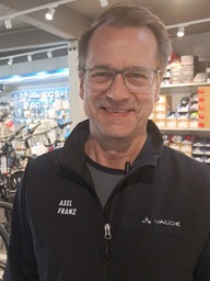 Ein Mann in dunkem Pullover in einem Fahrradgeschäft