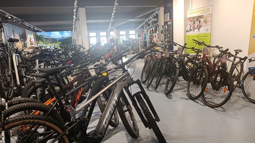 Fahrräder in einem Fahrradladen