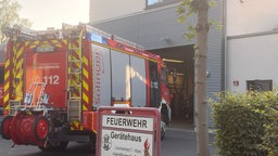 Ein großes Feuerwehrauto, das gerade ins Gerätehaus fährt