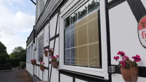 Abgeklebtes Fenster der Gaststätte „Alt Ketzberg“