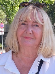 Eine Frau steht vor Bäumen in Solingen
