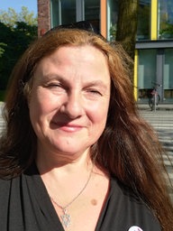 Eine Frau steht vor dem Solinger Rathaus