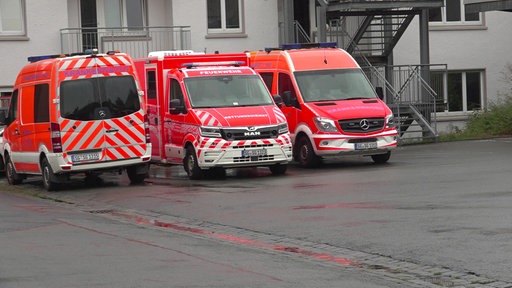 Drei Rettungswagen stehen auf dem Hof der Feuerwehr
