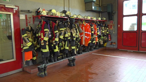 Die Feuerwehr-Montur hängt mittem in der Fahrzeug-Garage