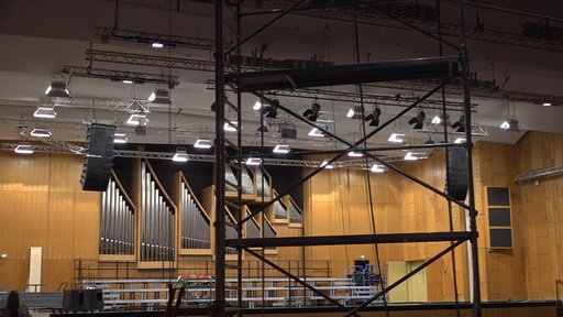 Der Konzertsaal mit Bühne und Orgel, dafür ein Baugerüst