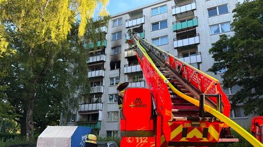 Drehleiter vor Brandstelle