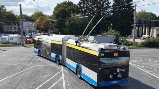 Bus mit Stromabnehmern an Oberleitung
