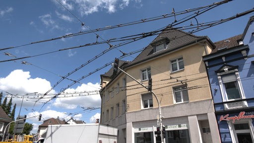 Oberleitungen über der Straße