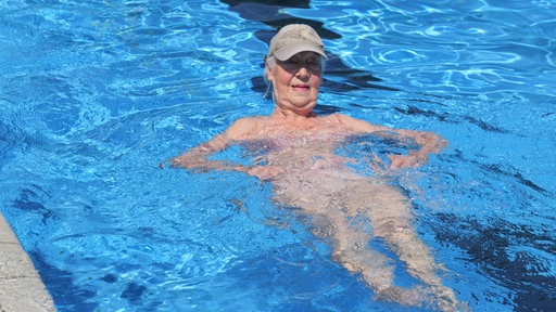 Die 83jährige Heidemarie im Wasser