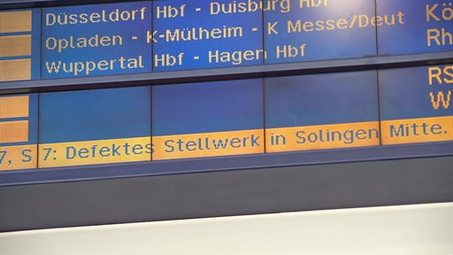 elektronische Anzeige auf der "Defektes Stellwerk in Solingen Mitte" steht