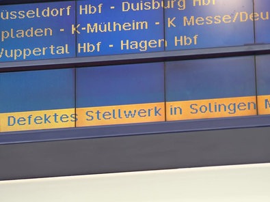 elektronische Anzeige auf der "Defektes Stellwerk in Solingen Mitte" steht