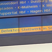 elektronische Anzeige auf der "Defektes Stellwerk in Solingen Mitte" steht