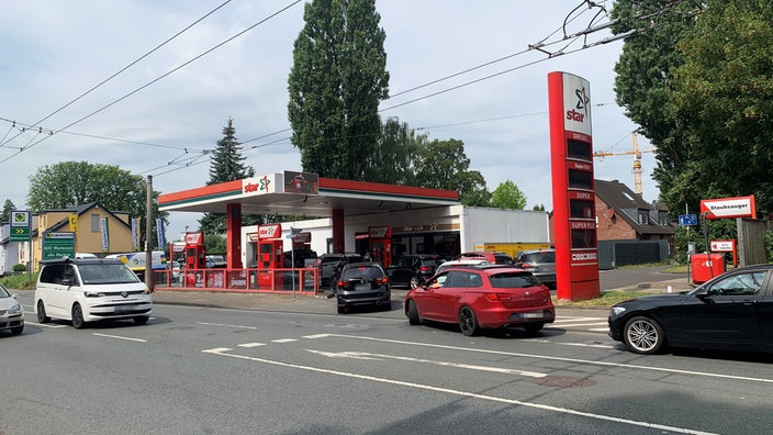 Eine Tankstelle mit mehreren Autos