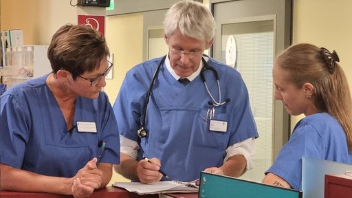 Drei Pflegekräfte im Sana-Klinikum Remscheid im Gespräch