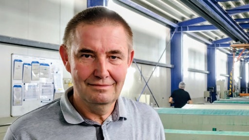 Mittelalter Mann mit kurzen Haaren.