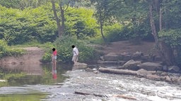 Menschen baden in der Wupperwehr.