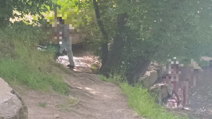 Eine Familie an der Wupperwehr.